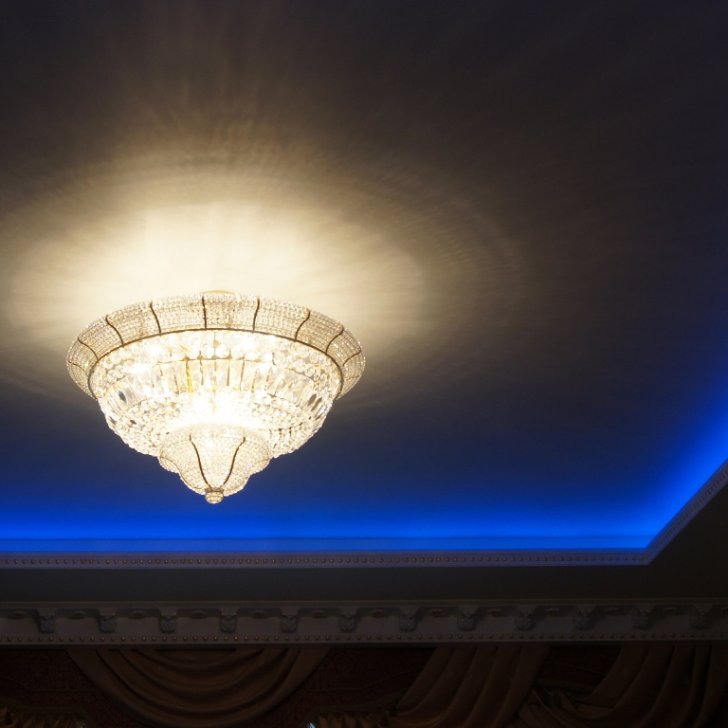 Многоцветная RGB подсветка и классическая люстра