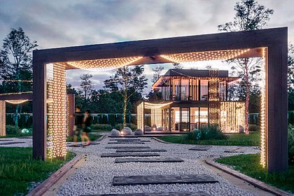 Декоративное оформление территории и здания отеля