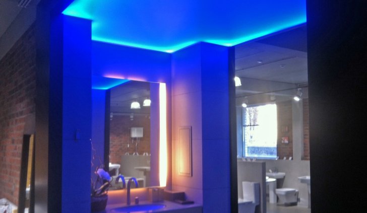 Закарнизная многоцветная светодиодная подсветка в ванной