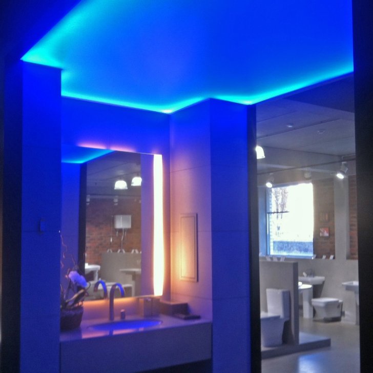 Закарнизная многоцветная светодиодная подсветка в ванной