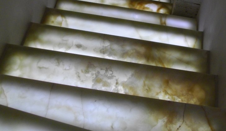 Подсветка ступеней лестницы из оникса