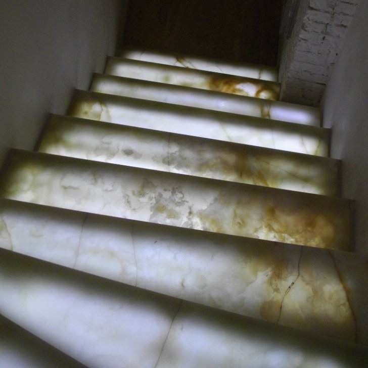 Подсветка ступеней лестницы из оникса